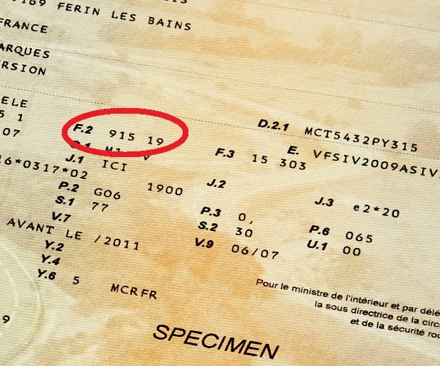 Carte grise avec rubrique F.2 (PTAC) entourée en rouge — vérifiez ce chiffre avant de tracter une remorque
