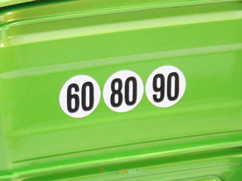 Disques de limitation de vitesse 60, 80 et 90 km/h collés à l'arrière d'une remorque